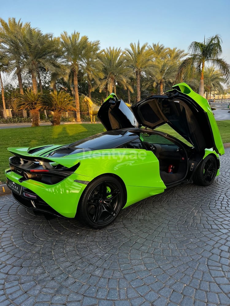 Grün McLaren 720 S zur Miete in Sharjah 0