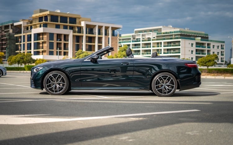 verde Mercedes E200 Cabrio in affitto a Sharjah 0