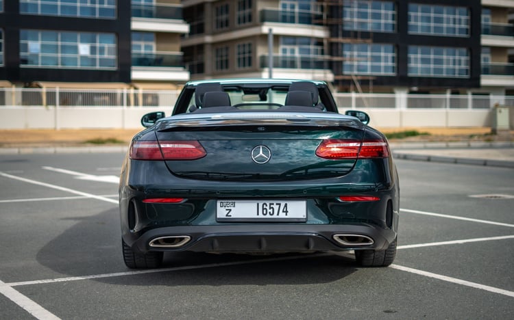 verde Mercedes E200 Cabrio in affitto a Dubai 2