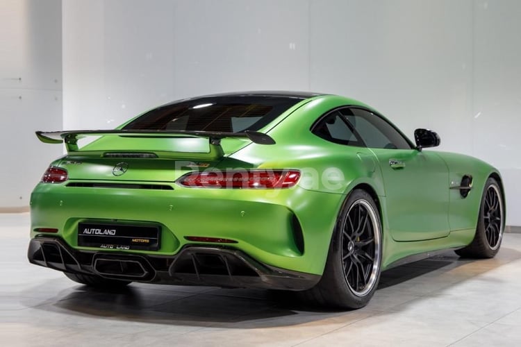 أخضر Mercedes GT-R للإيجار في دبي 1