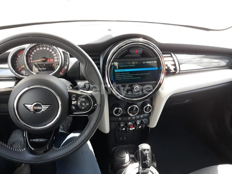 أخضر Mini Cooper للإيجار في أبو ظبي 0