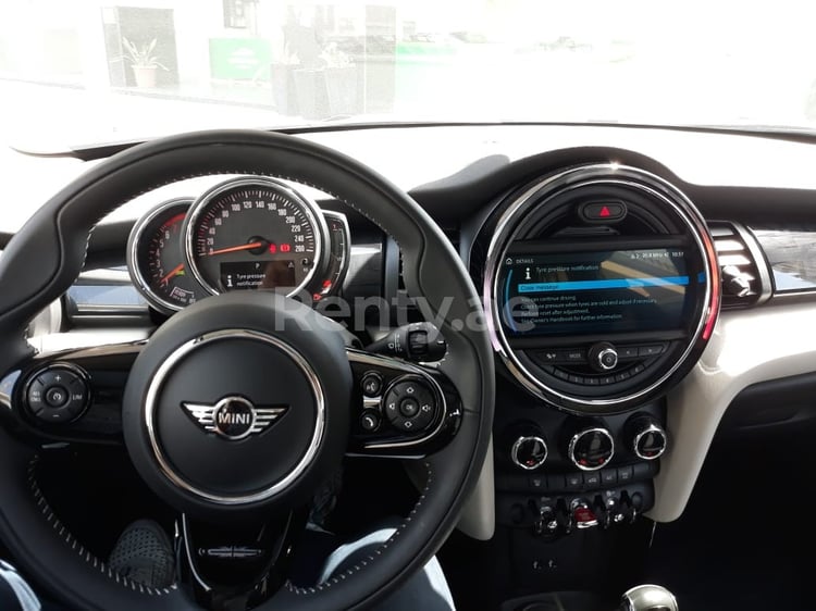 أخضر Mini Cooper للإيجار في دبي 6