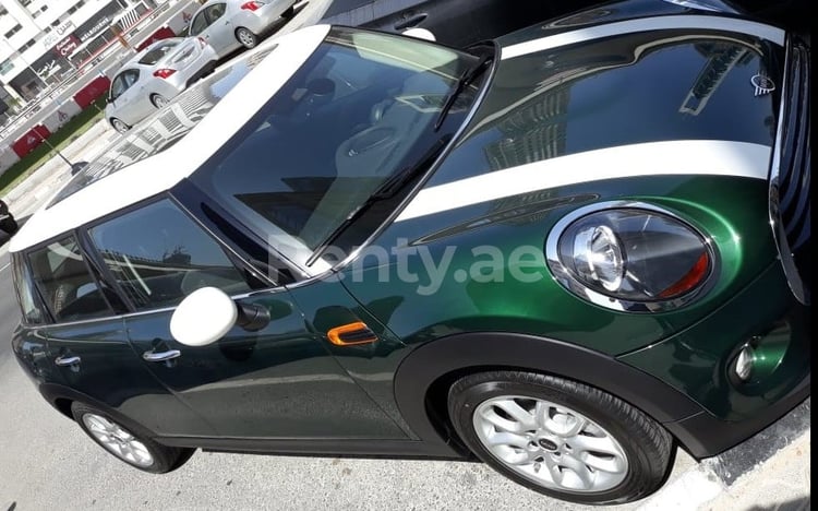 Verde Mini Cooper en alquiler en Sharjah