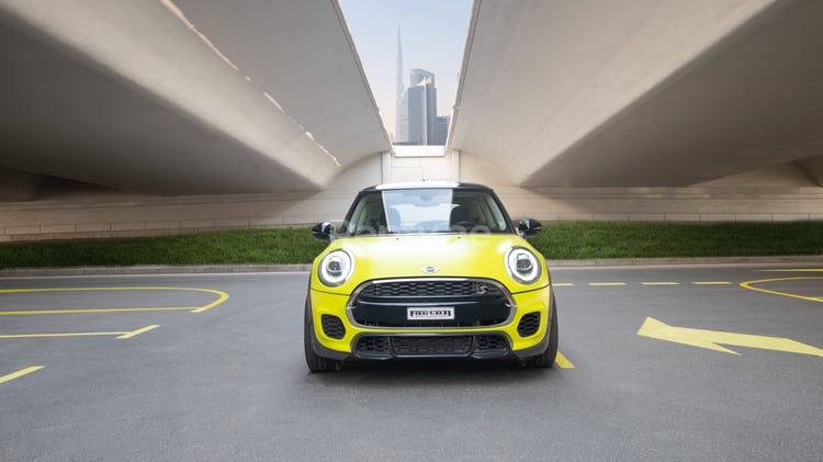 Verde Mini Cooper en alquiler en Dubai 1