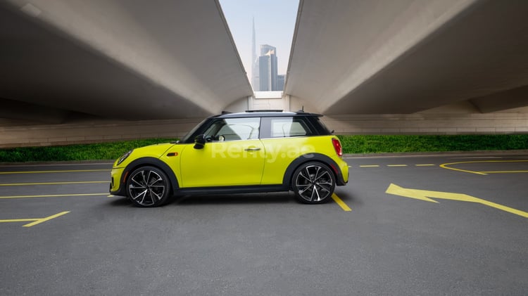 Grün Mini Cooper zur Miete in Sharjah 2