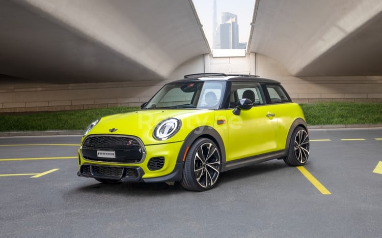 أخضر Mini Cooper للإيجار في أبو ظبي