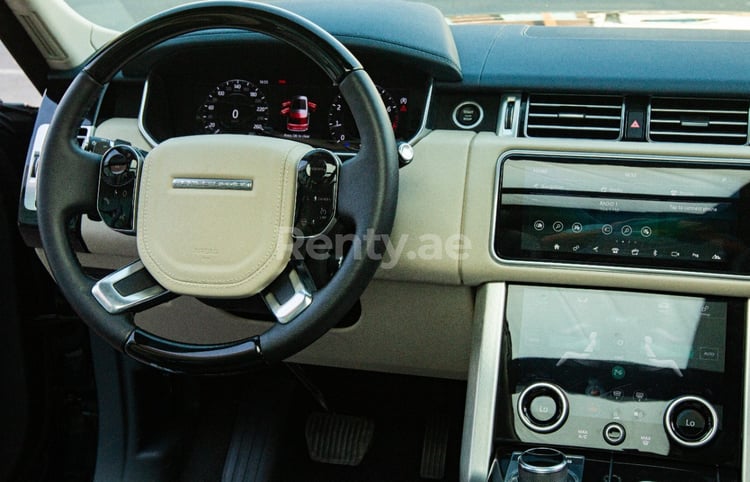 verde Range Rover Vogue L in affitto a Dubai 3