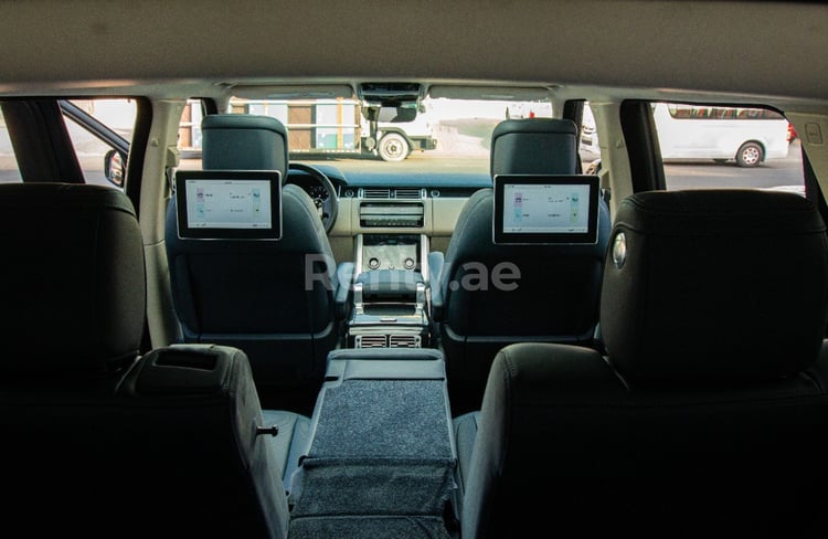 Green Range Rover Vogue L for rent in Abu-Dhabi 4