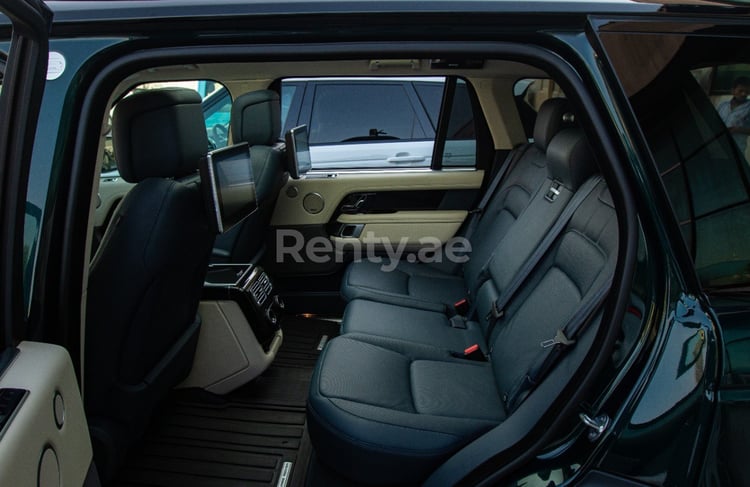 أخضر Range Rover Vogue L للإيجار في دبي 6