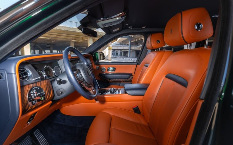 أخضر Rolls Royce Cullinan للإيجار في أبو ظبي 3