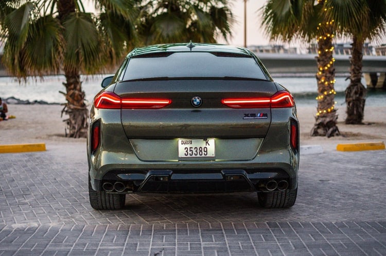 اللون الرمادي 2021 BMW X6 50i V8 BiTurbo engine with X6M bodykit للإيجار في دبي 1