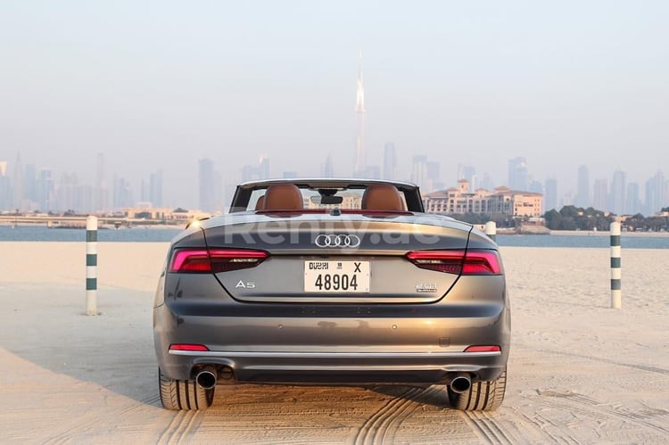 Grau Audi A5 2.0T Quattro Convertible zur Miete in Dubai 3