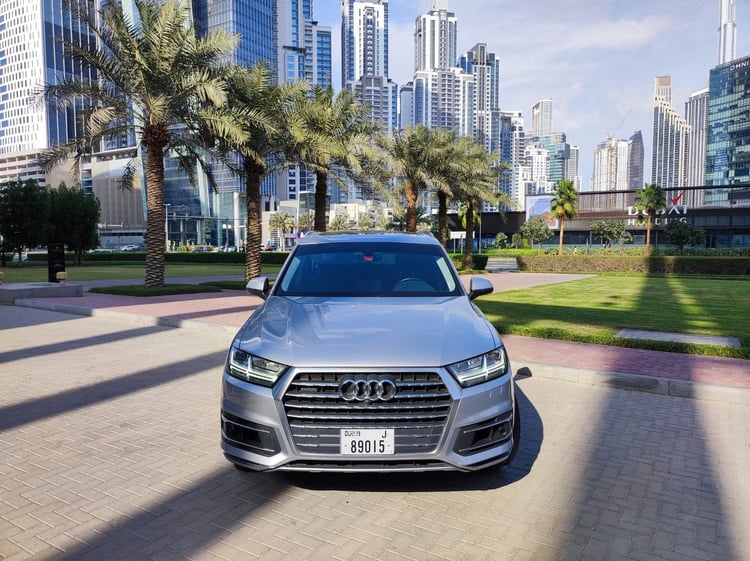 اللون الرمادي Audi Q7 للإيجار في أبو ظبي 0