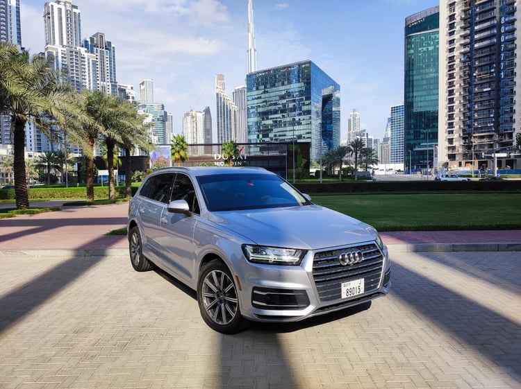 اللون الرمادي Audi Q7 للإيجار في دبي 1