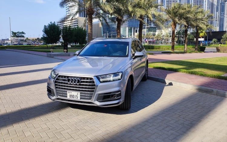 Grise Audi Q7 en location à Abu-Dhabi