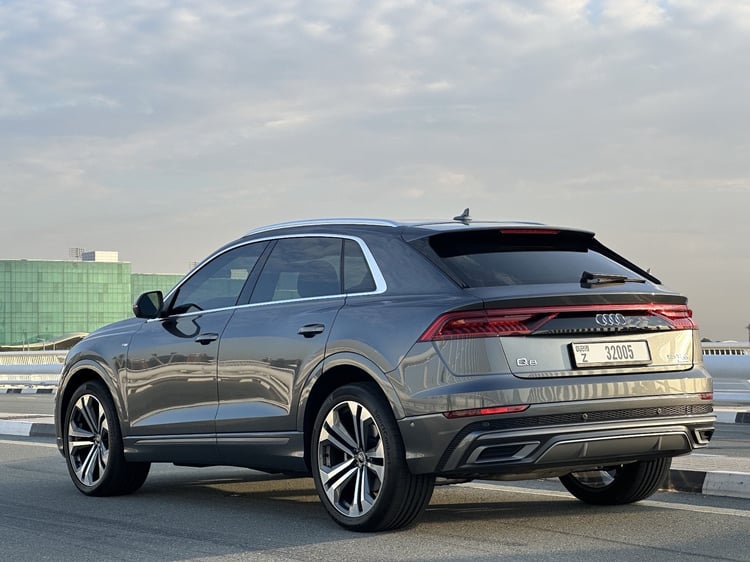 اللون الرمادي Audi Q8 للإيجار في أبو ظبي 0