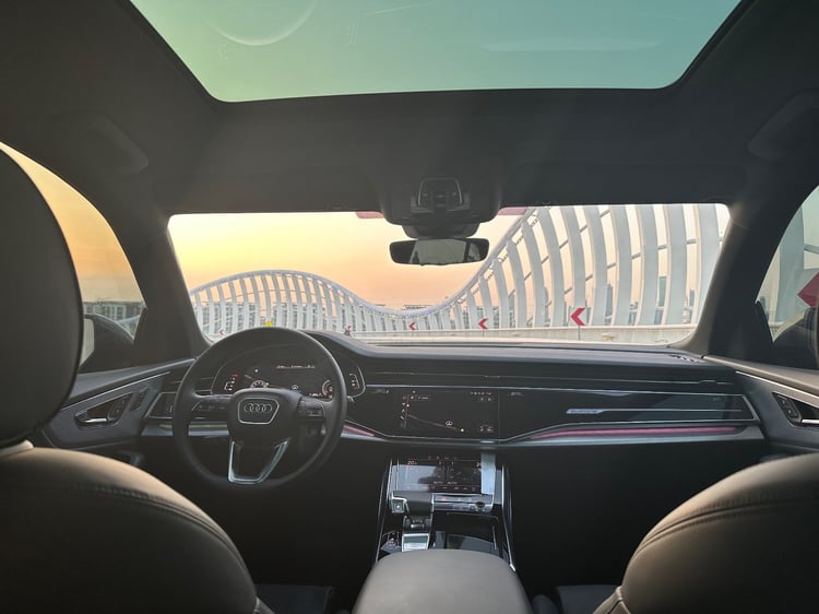 Grau Audi Q8 zur Miete in Abu-Dhabi 2