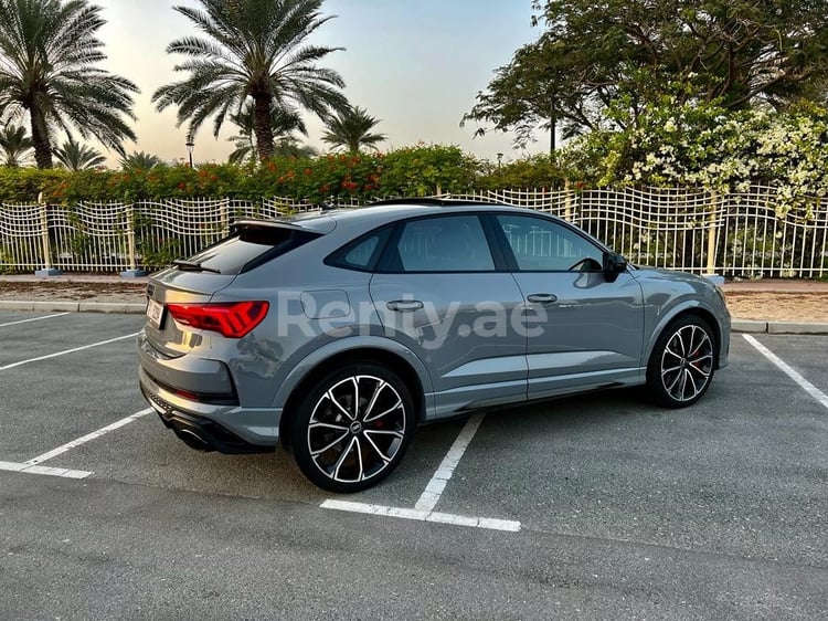 Grigio Audi RSQ3 in affitto a Abu-Dhabi 3