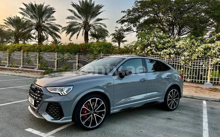 اللون الرمادي Audi RSQ3 للإيجار في أبو ظبي