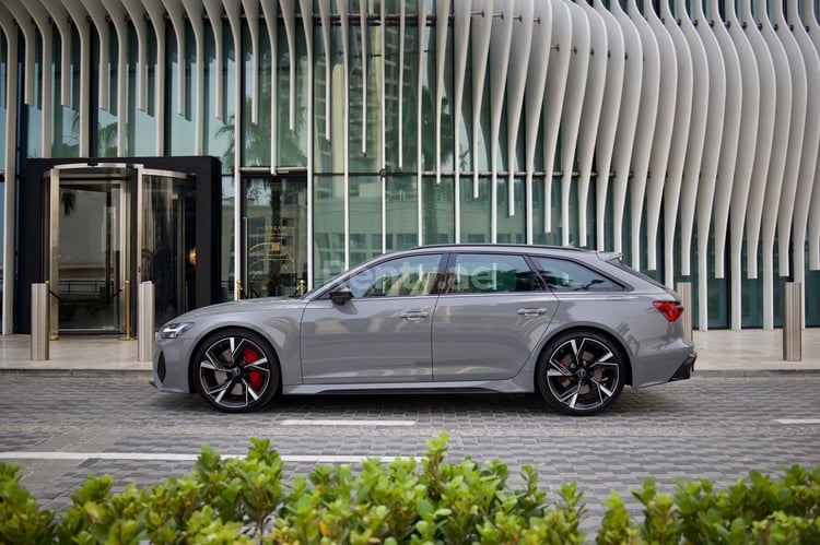 Gris Audi RS6 en alquiler en Dubai 0