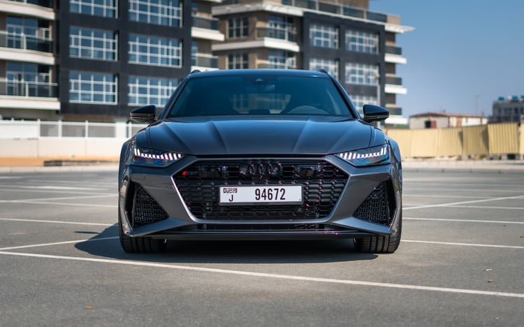 Gris Audi RS6 en alquiler en Abu-Dhabi 0