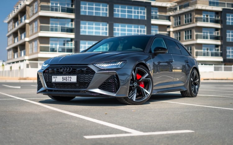 Gris Audi RS6 en alquiler en Dubai