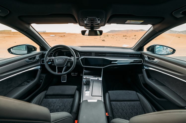 Grigio Audi RS6 in affitto a Abu-Dhabi 2