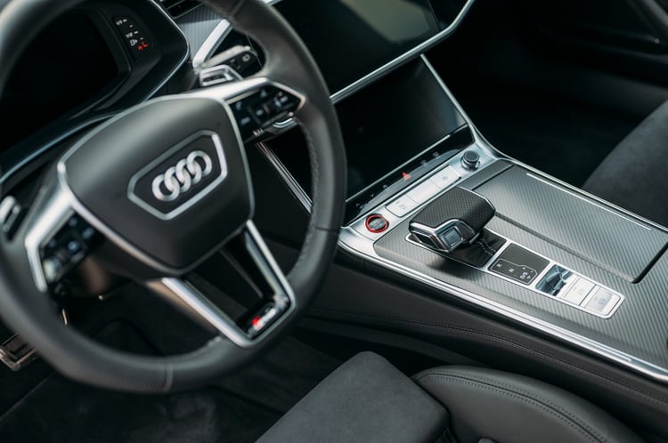 Серый Audi RS6 в аренду в Шарджа 5