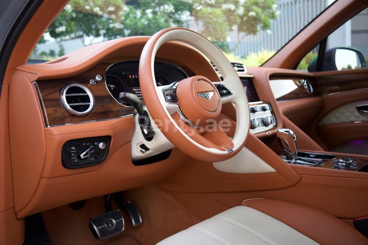 اللون الرمادي Bentley Bentayga للإيجار في الشارقة 1