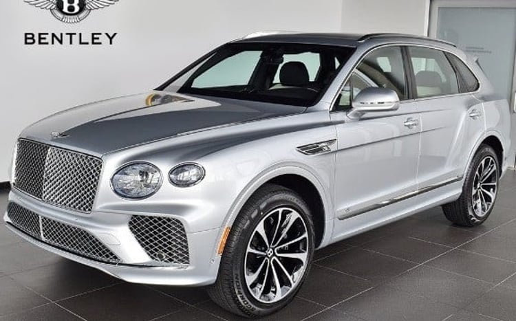 اللون الرمادي Bentley Bentayga للإيجار في دبي