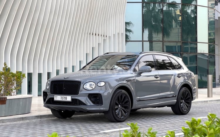 اللون الرمادي Bentley Bentayga للإيجار في الشارقة