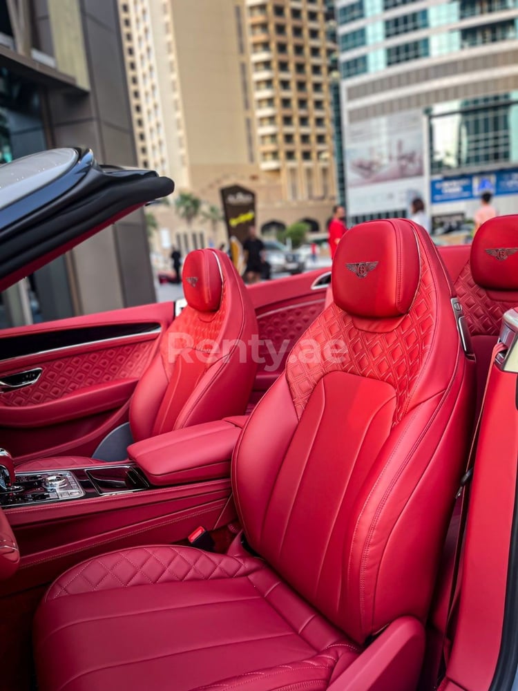 Grigio Bentley GT in affitto a Abu-Dhabi 2