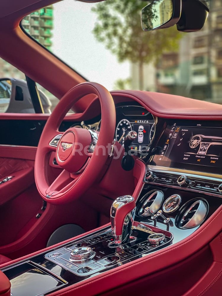 اللون الرمادي Bentley GT للإيجار في دبي 3