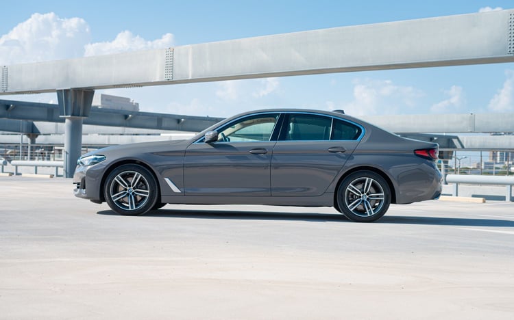 Grigio BMW 520i in affitto a Dubai 1