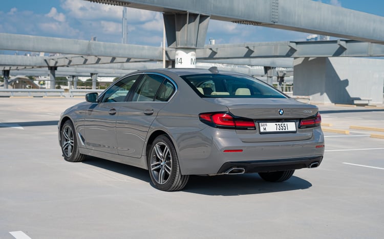 اللون الرمادي BMW 520i للإيجار في أبو ظبي 2