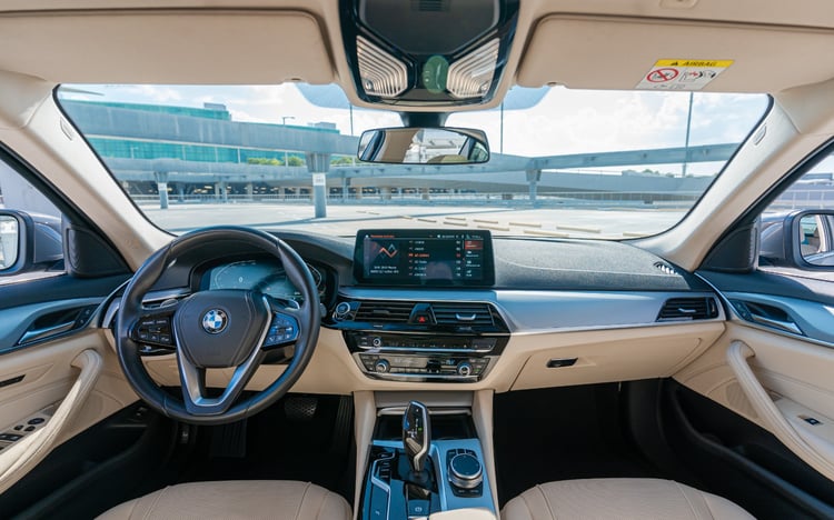 Grigio BMW 520i in affitto a Abu-Dhabi 6