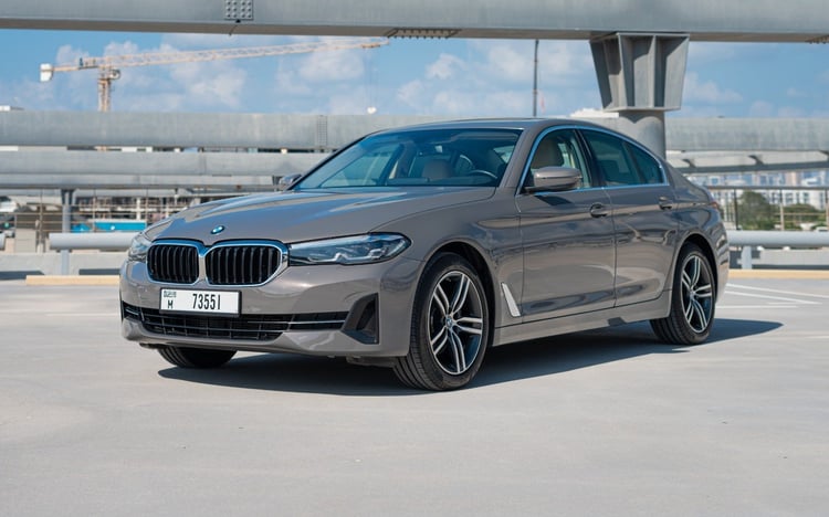 Grau BMW 520i zur Miete in Abu-Dhabi