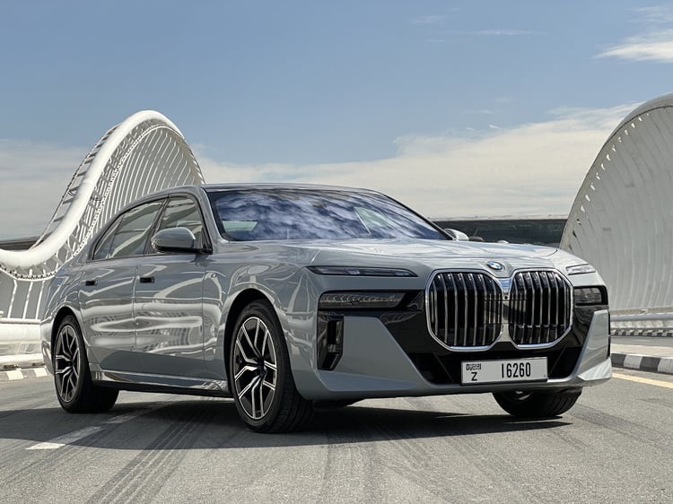 Grau BMW 7 Series zur Miete in Sharjah 1