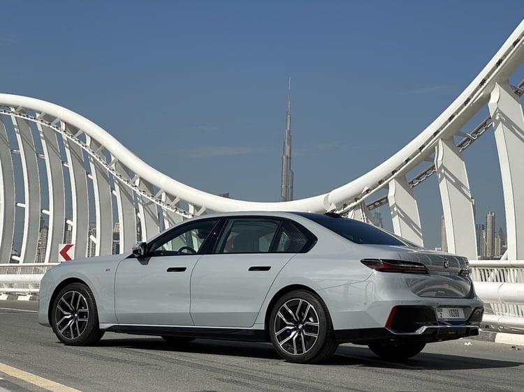 Gris BMW 7 Series en alquiler en Sharjah 2