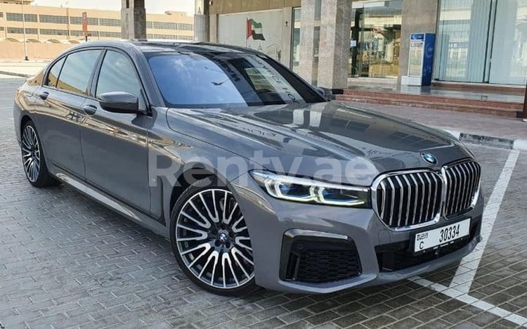 Gris BMW 750 Series en alquiler en Abu-Dhabi