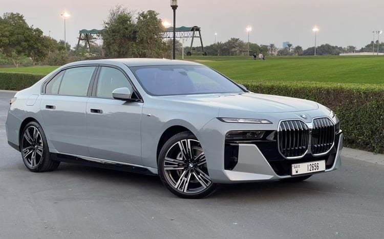 Grigio BMW 740Li in affitto a Abu-Dhabi