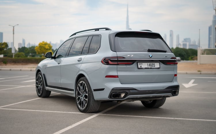 Grau BMW X7 40i zur Miete in Sharjah 2