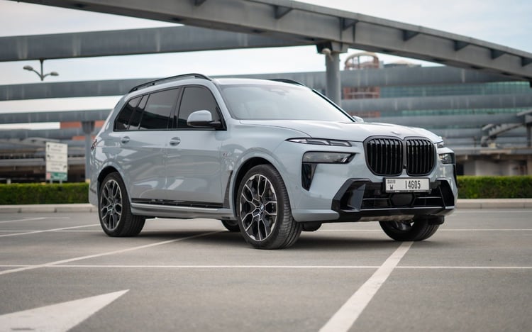 Grise BMW X7 40i en location à Abu-Dhabi