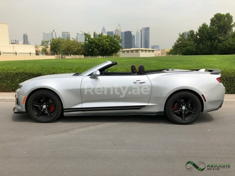 اللون الرمادي Chevrolet Camaro للإيجار في أبو ظبي 0