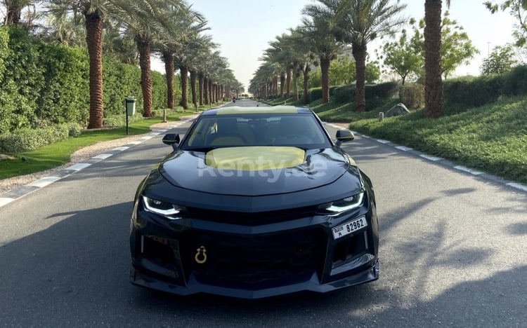 اللون الرمادي Chevrolet Camaro للإيجار في أبو ظبي