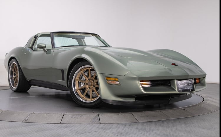 اللون الرمادي Chevrolet Corvette للإيجار في دبي