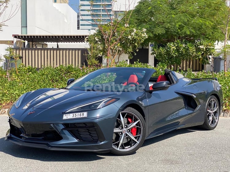 Grau Chevrolet Corvette Spyder zur Miete in Abu-Dhabi 1