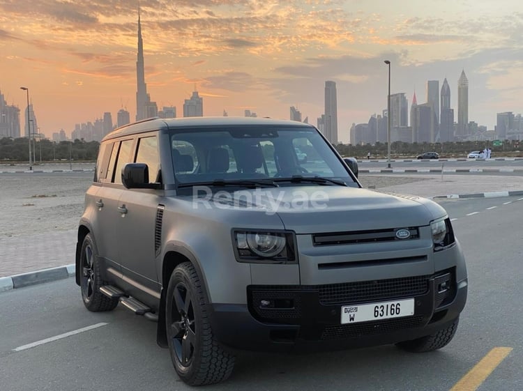 Grau Range Rover Defender zur Miete in Abu-Dhabi 6