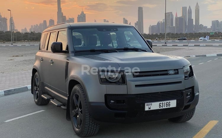 在阿布扎比租赁灰色 Range Rover Defender