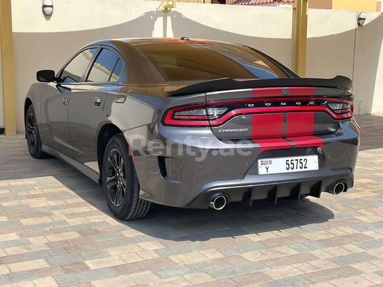 Gris Dodge Charger en alquiler en Dubai 5